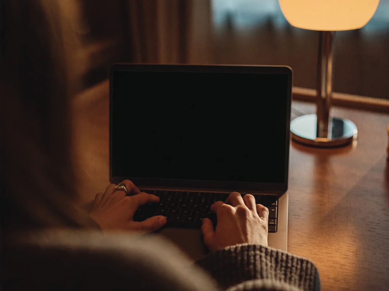 Débutant qui tape du code sur un portable, vu par-dessus l'épaule